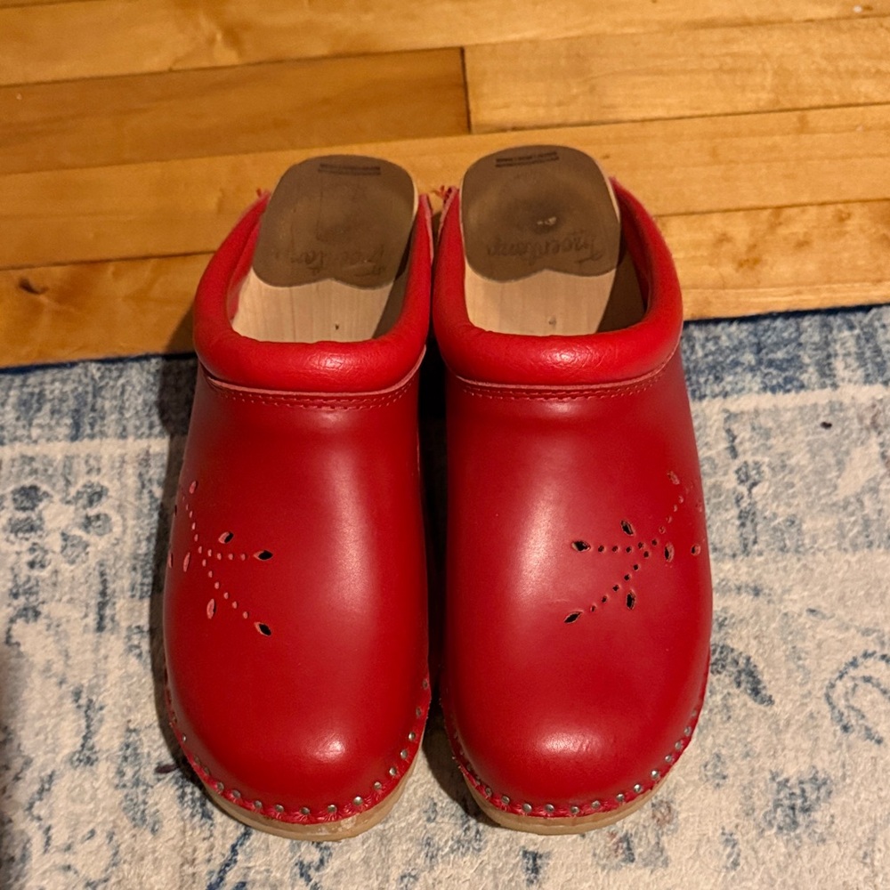 Troentorp Red Clogs